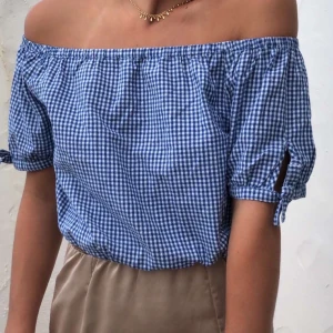 Söt rutig topp i väldigt bra skick.  - Jätte söt topp som tyvärr knappt blivit använden, pågrund av att den inte riktigt är min stil. Frakten står köparen för, ungefär 60kr😁