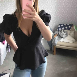  - Jättesnygg fest-blus som tyvärr inte kommer till användning Använd 2 gånger, är precis som ny Nytt pris: 329kr Mitt pris: 120kr Vill du ha mer info så skriv till mig💗