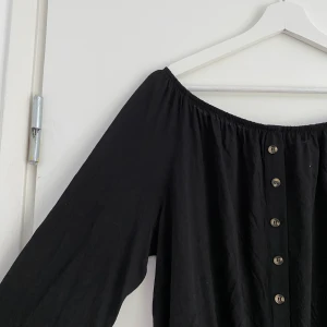 Off shoulder topp - Säljer mina supersköna tröja som är för stor för mig. Väldigt bekväm! Passar perfekt till hösten 💕💕 