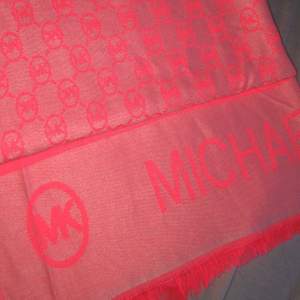 Fake Michael Kors scarf som är köpt utomlands, helt OANVÄND i färgen neon rosa. Scarfens både in och utsida går att använda. Jätte fin och parktist att ha med sig ut en sommarkväll. Pris: 100kr (står för frakten)