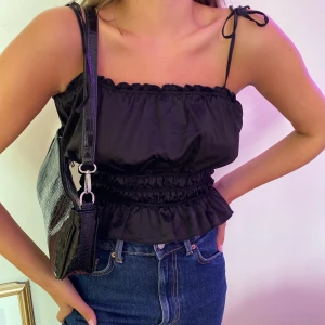 Svart topp - Snygg festtopp från Zara med knytband. Aldrig använd, endast provad. Frakt tillkommer 🦋