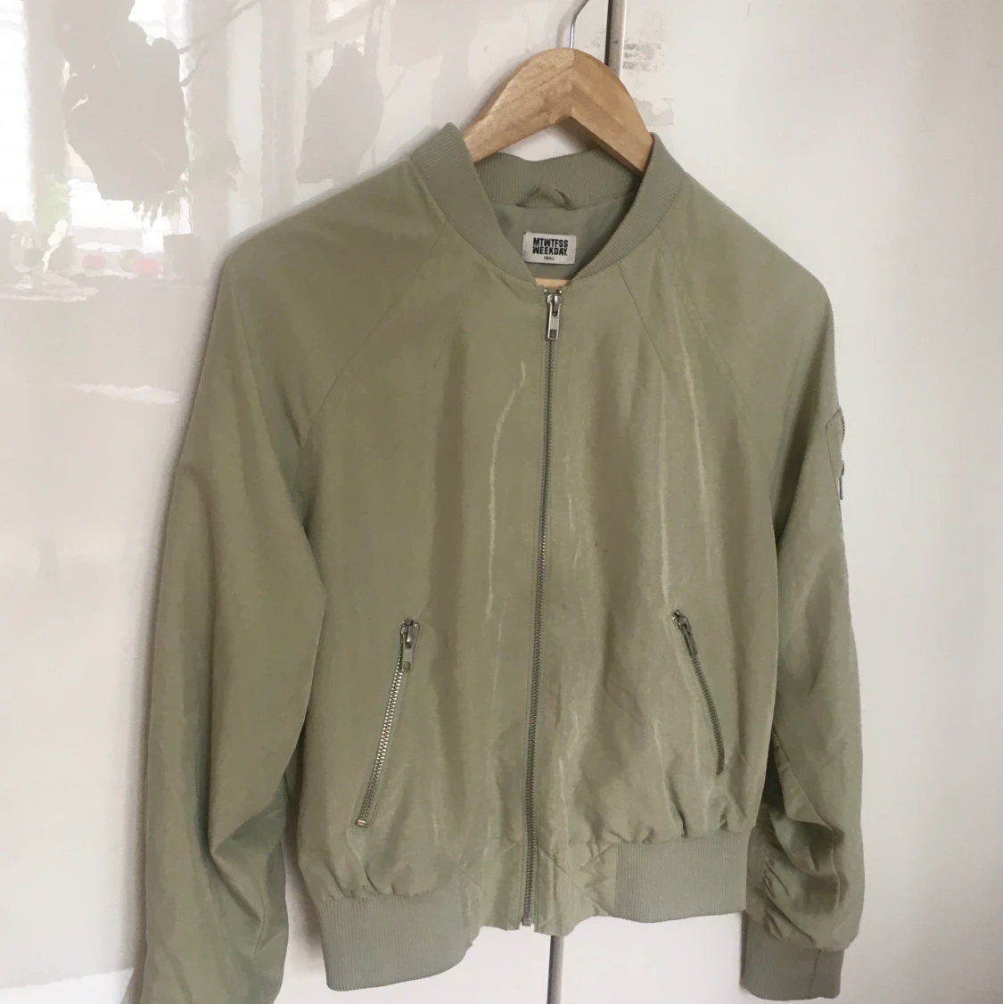 Ljus olivgrön tunn bomberjacka