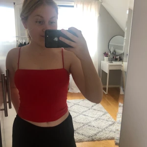 Rött linne  - Rött linne från Gina, säljer då de inte kommer till användning, kan frakta eller mötas upp i Uppsala🥰