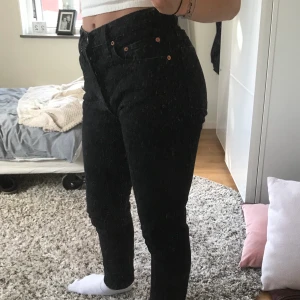 Svarta Levi’s jeans - Superfina svarta Levi’s i modellen 501, s. Väldigt bra skick!💙