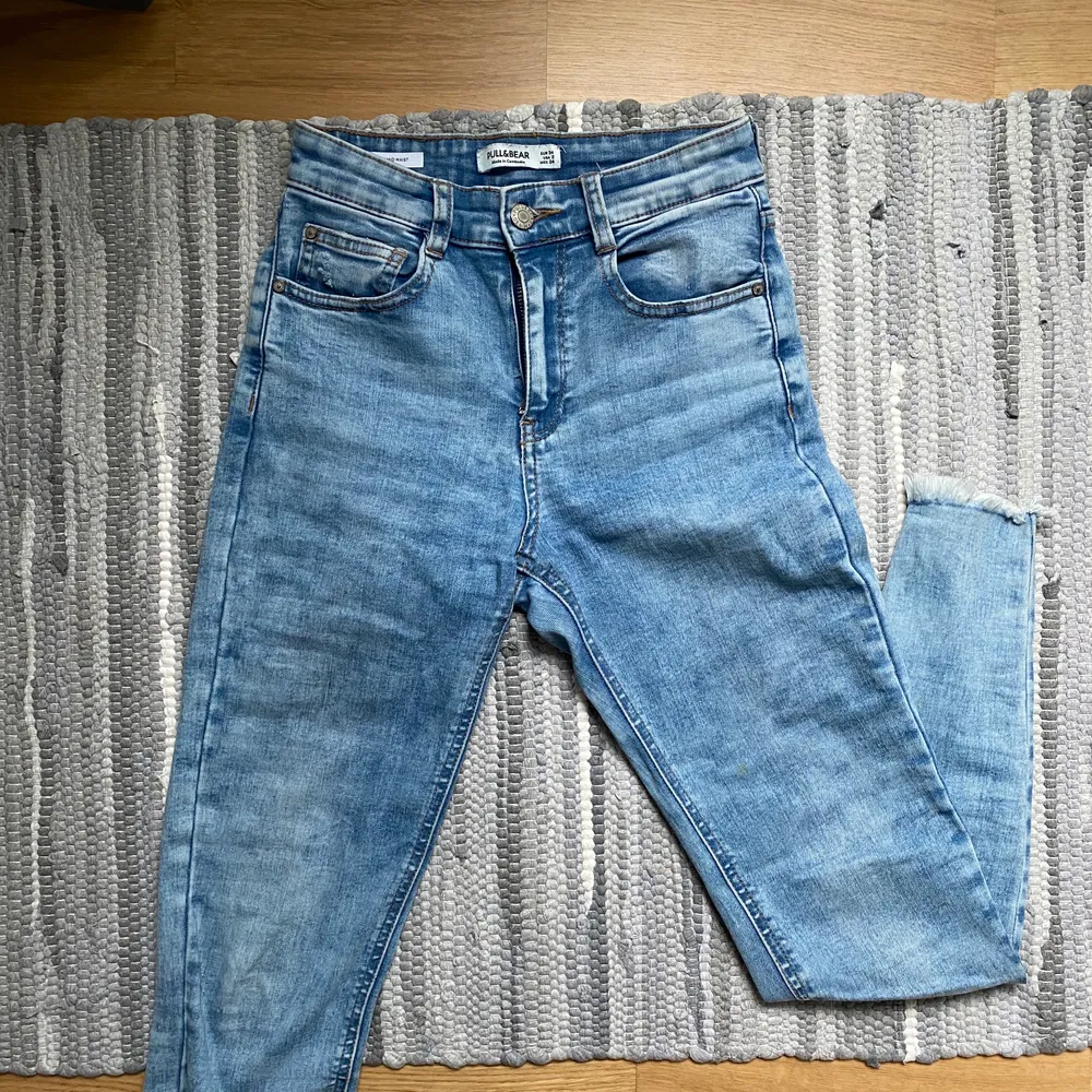 Frakt inkluderat i priset! Super magra jeans från Pull & Bear!  De har en fantastisk passform, men de passar inte längre som de brukade :( Medium waist!. Jeans & Byxor.