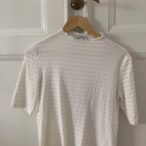 &Otherstories blus - Köpt i storlek 42 då modellen är väldigt tight. I denna storlek sitter den som en ”vanlig” tröja på mig som bär 38💖 Knappt använd