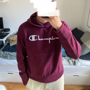 Champion Reverse Weave Warm Up - Några år gammal, det finns några ställen där trådar rivits upp. Loggan är inverterad (ut-och-in) och syns rätt på bild 2.