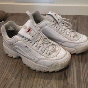 Fila - Fila skor. Supersköna och varma och goa på höst vinter vår, lite varma sommarskor. Tvättat dom en gång med varmt vatten, yes och bakpulver tips!! Varit mina favoritskor. 