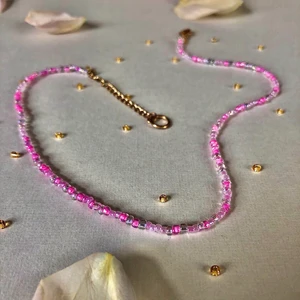 Halsband - Fint handgjort pärlhalsband i glaspärlor🌸🌈(+11 kr frakt)