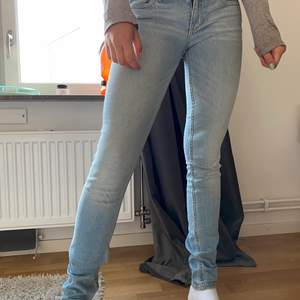 Blåa jeans från hollister som sitter snyggt men är för långa för mig