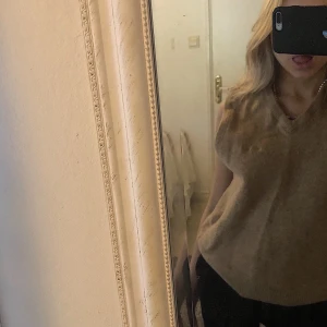 Secondhand  - Super snygg väst köpt på secondhand. Super fint skick ser ut som ny! Köparen står för frakt 🥰🥰 storleken är L men passar mig som är en XS/S