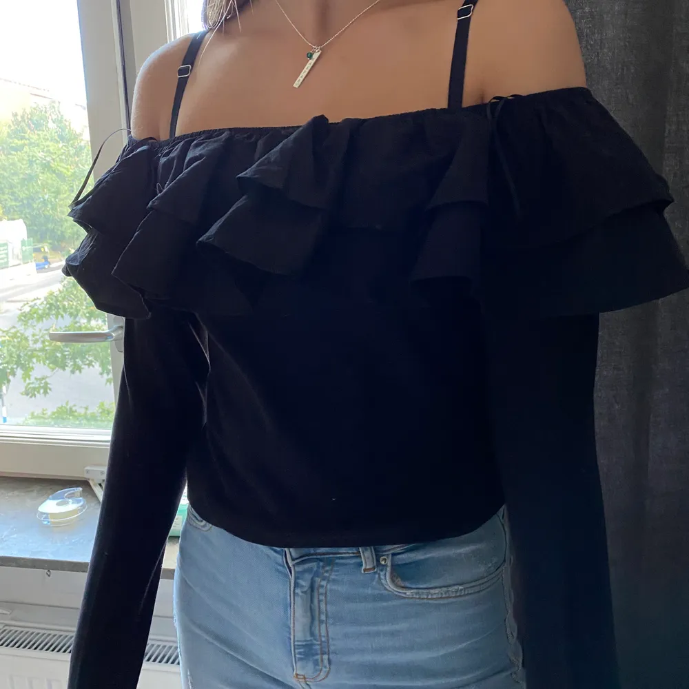 En offshoulder tröja från hm med volang. Toppar.