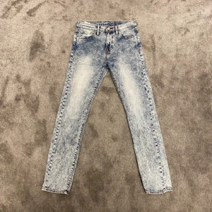 Levis Jeans Stentvättade - Stentvättade levis jeans i storlek 29/32! Nypris: 1200kr