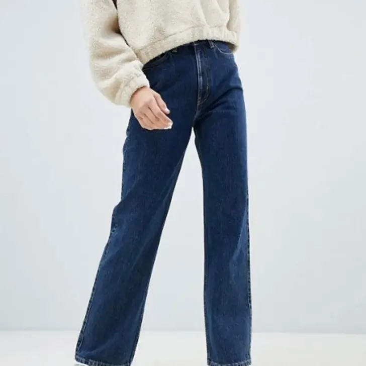 ( Bild fMörkblå jeans ifrån Weekday i storlek 24/30.. Jeans & Byxor.