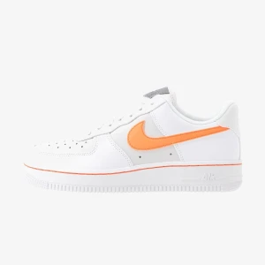 Air Force 1 - Säljer mina af 1s dom är i gott skick och använts men inga större tecken på användning, och har även använt en annan sula så inga slitningar där. Säljer pga att d är förstora. Detaljerna är reflex och lyser starkt. Buda från 499kr Slutsålda🌊🌊