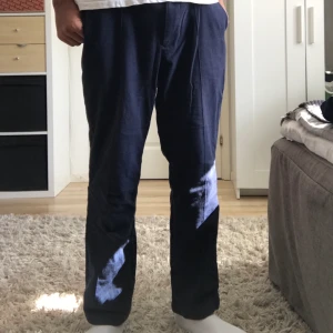 Blåa Gant byxor - Gant byxor med en söm längs med benet. Jag säljer då byxorna är för små för mig. tJag är 172 cm. Pris kan diskuteras, budgivning om fler är intresserade, frakt tillkommer