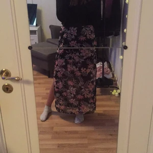 Ankel lång kjol - En jättefin kjol, köpt från hm strax innan midsommmar. Fint skick:) Har stretching resår i midjan. Har slits upp till underkjolen, som går ungefär till knäna. PRISET GÅR ATT DISKUTERA.