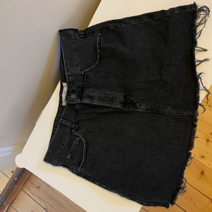 Bershka kjol - Svart snygg kjol ifrån Bershka! Knappt använd. Liten i storleken. Frakt tillkommer