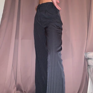 NA-KD Flared Striped Pants - Jättefina byxor från NA-KD i 10/10 skick. Endast använda en gång och därför väljer jag att sälja de, inköpta i December 2019<3 Nypris: 499kr. Priset de säljs för: 350kr+frakt.
