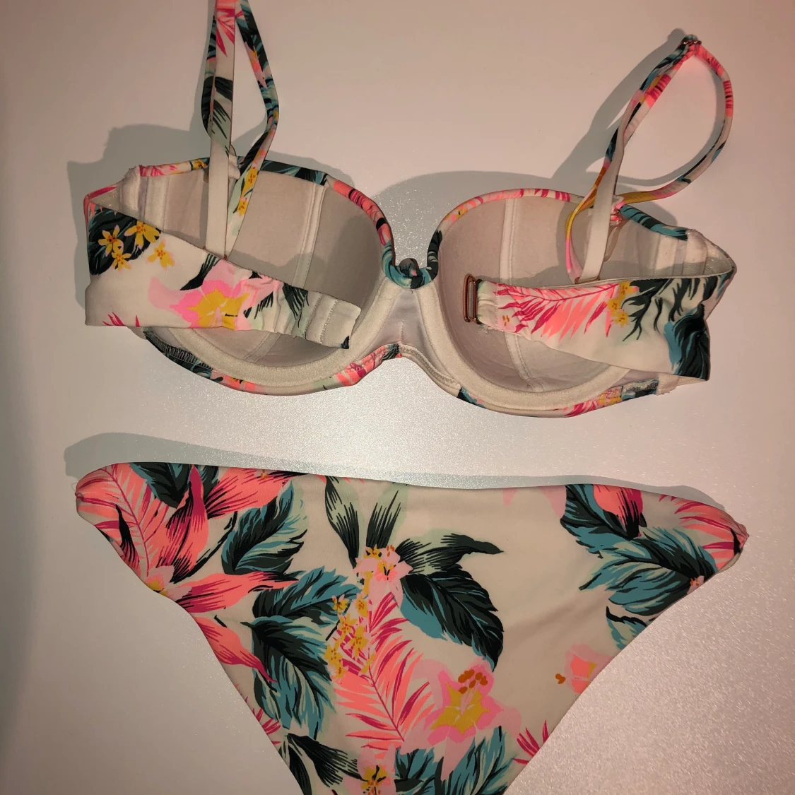 Vit blommig bikini över- och underdel hm - 90