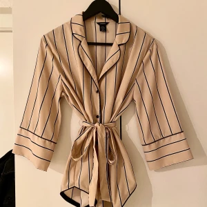 Blus   - Säljer en blus från Lindex som man både kan ha som en blus med skärpet, en skjorta och en kofta. Säljer den för 200kr och den är i storlek XS men passar många storlekar då den är lite större och går att anpassa med skärpet 💕