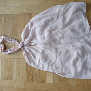 Soaked linne puderrosa strl XS - Puderrosa linne. Knäppning i nacke (halterneck) och djup rygg. Väldigt luftig. FRAKT INGÅR EJ