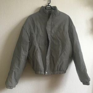 Reflexjacka ✨ - Supervarm och skön reflexjacka ✨ fint skick, använd en gång. Finns i Malmö eller skickas mot frakt ☺️