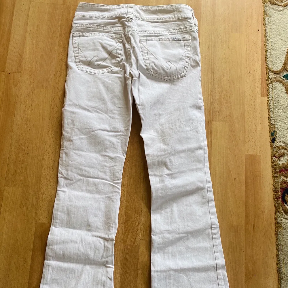 ETT PAR SKIT SNYGGA VITA JEANS FRÅN SILVERJEANS! I storlek 27 😊 Passar mig väldigt bra som ca 166-170 cm lång. Knappt använd, väldigt gott skick! 💕 Endast frakt, köparen betalar för frakt 🚚 Betalning via swish ✅. Jeans & Byxor.