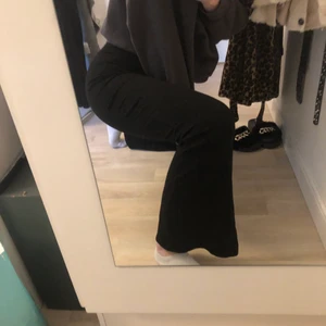 Bootcut mjukis - Säljer två par mjukisbyxor med bootcut från ginatricot. Båda är i fint skick och i storlek M. Tror det är den korta modellen. Ett par för 60kr eller båda för 100kr. Exkl. frakt!