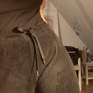 Svarta Mjuka byxor - Svarta väldigt sköna och mysiga byxor. Storlek L men passar väldigt bra på M. Knappt använda men väldigt bekväma. Svart mjukt och mysigt tyg. Köparen står för frakt om inget annan överenskommelse är gjord i dm