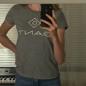 Gant T- Shirt - Gant t-shirt i storlek S men är väldigt tajt så skulle säga att den sitter bättre på någon med XS 💜 Säljer denna pga att den inte riktigt är min stil! ✨⚡️ Pris: 149kr ❤️