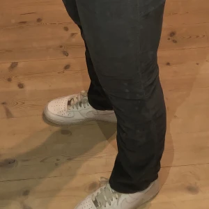 Lågmidjade jeans - Säljer dessa SJUKT snygga jeans från mos mosh som jag köpte för 1300kr förra året. Men jag använder de aldrig. Jag är 177cm lång!! Frakt tillkommer💗 