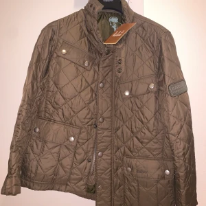 Barbourjacka storlek M - Helt ny äkta Barbourjacka i unisexmodell. Storlek M. Nypris 1999 kr. Bud från 500 kr! Kan skickas, då står köpare för frakt