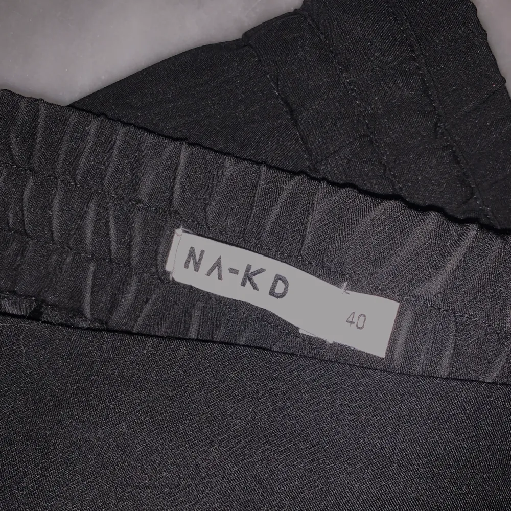Kostymbyxor från NAKD i storlek 40 (S/M) Använda vid endast 2 tillfällen dvs mycket fint skick. Köpta för 499 kr. Kan skickas, då står köpare för frakt. Jeans & Byxor.
