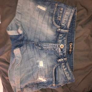 Jeans shorts med fickor både fram och bak aldig använda!