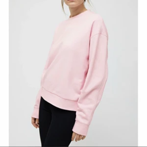 Weekday sweatshirt  - Ljusrosa sweatshirt från Weekday, använd några gånger men fortfarande i bra skick🧚🏼‍♀️ frakt blir 59 kr