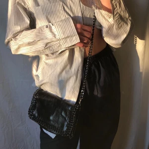 Crossbody bag - Crossbody väska med kedja. Inget märke utan en fin kopia av en original modell som är populär och trendig. Aldrig använd. Fin till allt. Skriv om du undrar något! 🕊