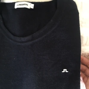  - JL tröja herr storlek L. Marinblå och jättemysig, min kille kan dock inte ha den. 
Ett pyttelitet igensytt hål (därav priset) som inte syns. Se bild.