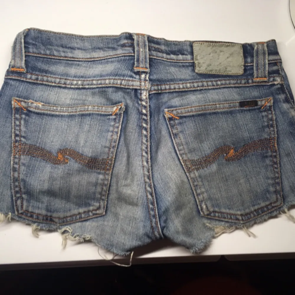 Jeansshorts från Nudie jeans i storlek small/27. Shorts.