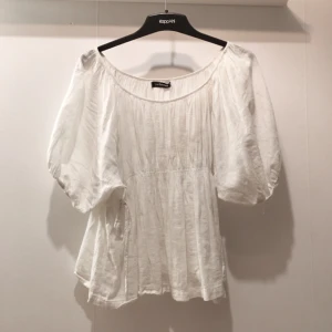 - Blus med knyte på sidorna. Från Lise Sandahl, bra skick! 