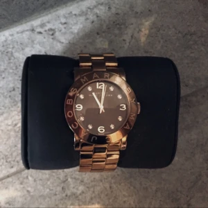  - Marc Jacobs klocka
Modell: Amy MBM 3077
Inköpspris: 2 195kr

Klockan är brun aktiv med rosé färgade nyanser, det är modellen större med bokstäver runt uret och har stenar i tavlan.

Klockan är knappt använd och delar till länken medkommer i köpet likaså förvarings lådorna som är på bilden.