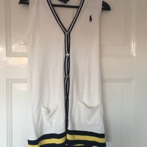  - Ralph Lauren väst/klänning som passar utmärkt till stranden, mysa eller sporta. Frottéaktig kvalité.