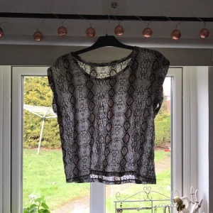  - Mönstrad t-shirts, använd 5 gånger knappt.  Köpt på lager 157. Frakten ingår inte! 🙂