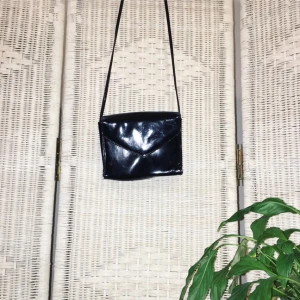  - CUTEST lil thing !!! Svart lackfärgad mini handväska med långt handtag. Kantig är den och perfekt att ha nycklar, mobil, pengar osv för en utekväll eller bara lite stylish till stranden i sommar ❣️  FRI FRAKT 💌   FÖREDRAR SWISH ❗❗❗