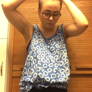  - Skönt stort linne som har blå-vitta ringar av tie dye. Knappt använd o kan funka som klänning om en är kort 