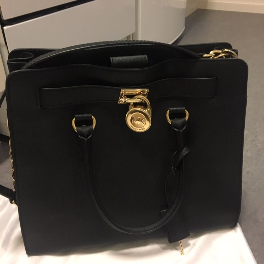 Säljer min Michael kors väska som jag köpte förra året. Har bara använt den några gånger så den är som ny. Köpt i affären men tyvärr så har jag slarvat bort kvittot men om köparen vill så kan vi alltid gå till Michael kors affären för att visa att den är äkta. Köpte den för 4200. Säljer den för 1500kr inga bud. Väskor.