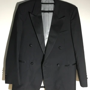  - Helt nytt kavaj, köpte för 1899 och sälj för 500 65% polyester, 35% wool