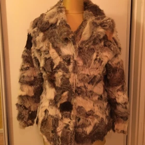  - Jätte fin kaninpäls jacka, sydd i Hong Kong, köpt vintage, storlek small, varm och jätte fin.  Sydd innerficka  Finns i Solna, men kan mötas upp i Sthlm city.   