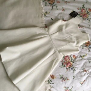  - Otroligt elegant klänning från Nelly, helt ny med tags kvar. Fint tyg o dold dragkedja vid midjan
Passar XS-S 
Fraktkostnad tillkommer