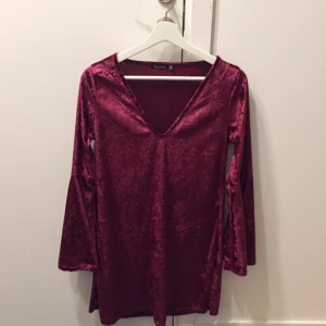  - Säljer en jättefin sammetsklänning från Boohoo i vinröd färg! Knappt använd! 